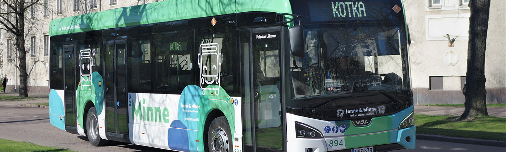 Kuvassa uusi sähköbussi ajamassa Kotkassa Puistotiellä.