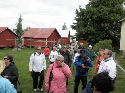 Kymenlaaksolaisten museoiden henkilöstöä tutustumassa Tammion kulttuuriperintöön.